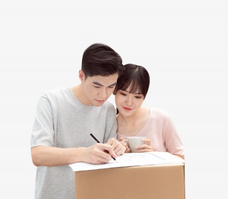 青年男女搬运纸箱