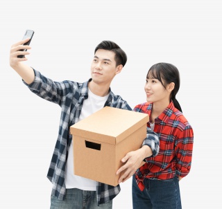 青年男女搬运纸箱