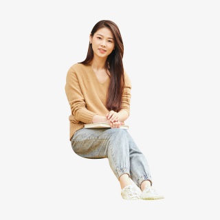 年轻女性看书
