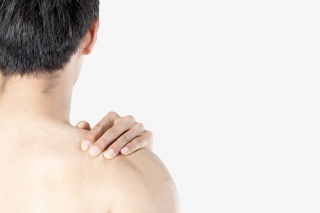 运动男性肩膀疼