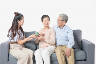 女儿陪伴父母