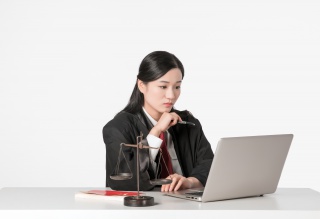 女律师看笔记本