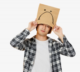 青年男性头戴纸袋