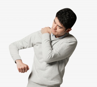 青年男性肩膀疼