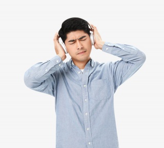 青年男鞋听音乐