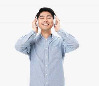 青年男鞋听音乐