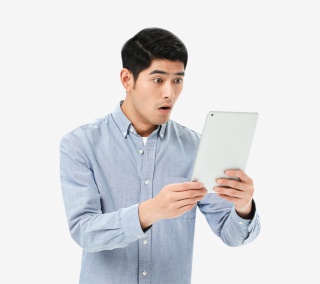 青年男性看平板电脑