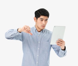 青年男性看平板电脑