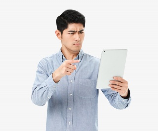 青年男性看平板电脑