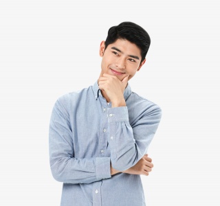 青年男性认真思考