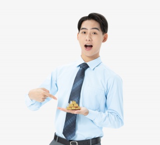 青年男性拿着金块