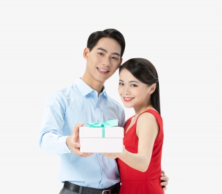 丈夫给妻子购买礼物