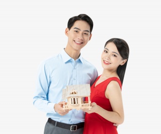 夫妻捧着小房子