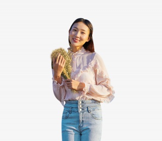 年轻美女手拿花篮