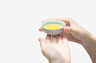 手持茶杯喝茶