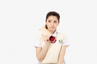 拿手机的女孩