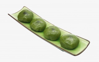 瓷盘里的美食青团