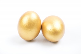 金色镀金鸡蛋特写