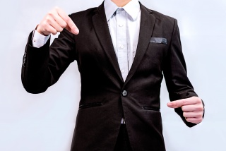 商务人士西装人士双手捏东西手势