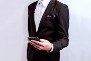 西装男士商务男士看手机手势