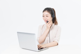 女性客服接电话