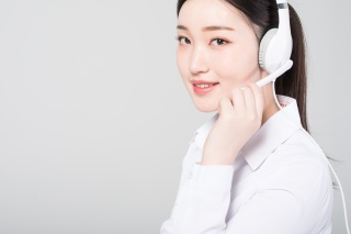 正在工作的客服女性形象