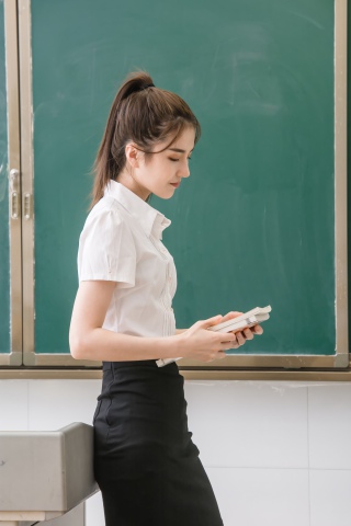 人像教师节低头看书的女教师
