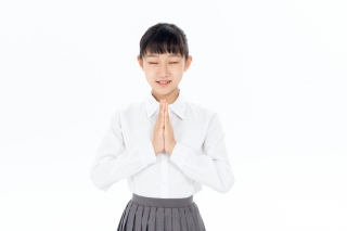 中学生女孩闭眼祈福