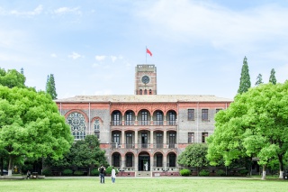 校园清新阳光明媚的草地