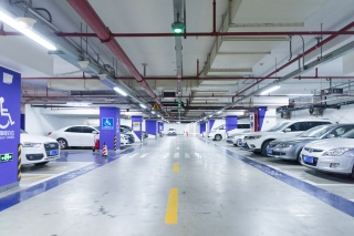 地下车库停车场
