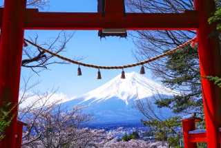 日本富士山和红色鸟居