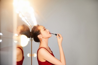 性感美女化妆镜前涂口红